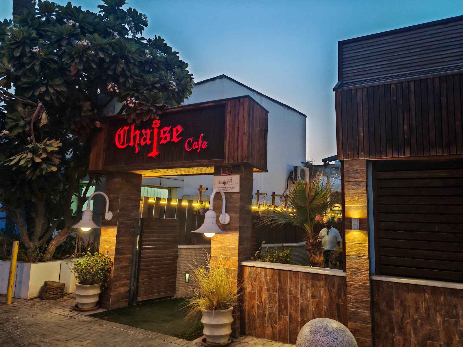 Chaise Cafe - Photo 4